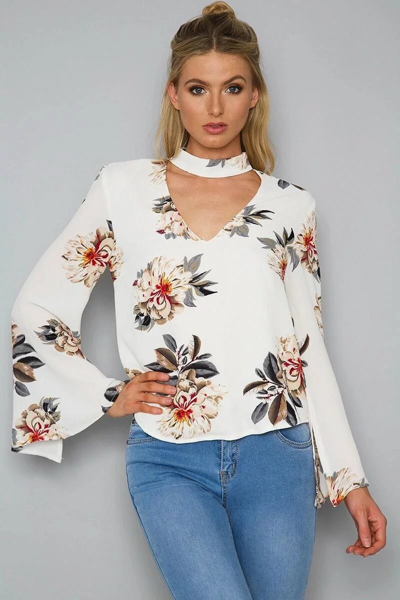 La Moda De La Impresión Floral V Gargantilla En El Cuello De La Blusa