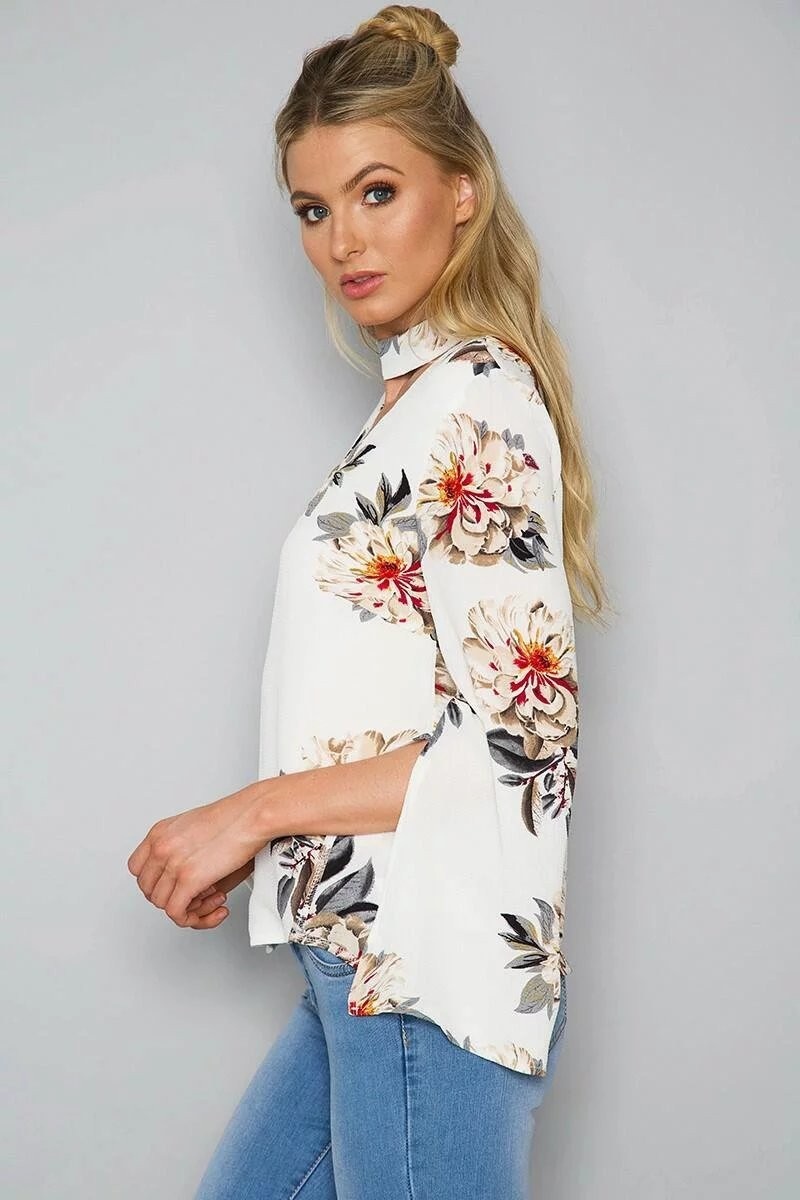 La Moda De La Impresión Floral V Gargantilla En El Cuello De La Blusa