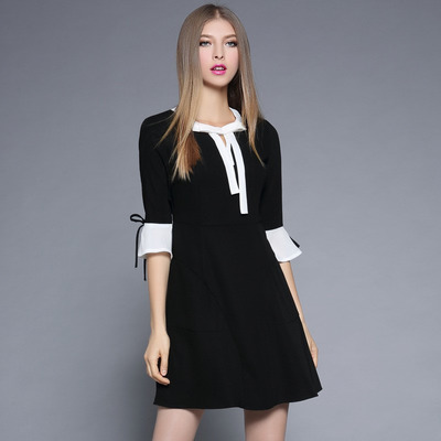 Elegantes Schwarzes Kleid Mit Kontrast-Kragen Und Krawatte Detail |