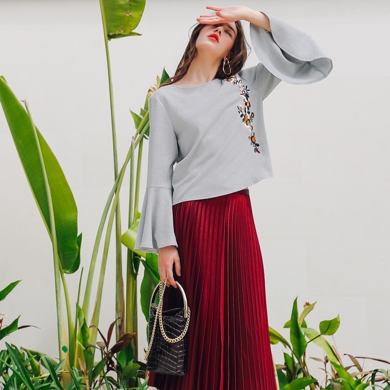 Gris Base De Broderie Florale Longue Flûte T-Shirt À Manches | VoguesUs