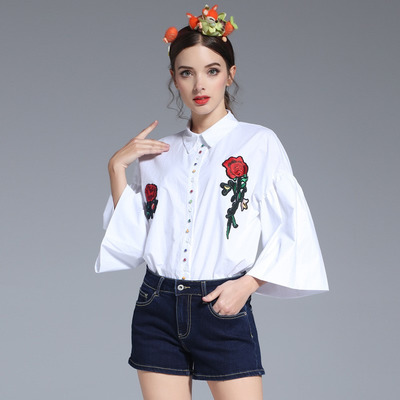 Weiß Süße Blumen-Stickerei Flöte Langarm-Shirt Mit Bunten Knopf |