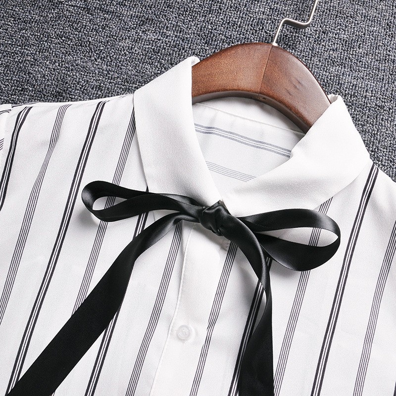 College-Stil Striped High-Neck Midi Dress | VoguesUs