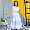 Frisches Ärmelloses Gestreiftes Midi-Dress Mit Krawatte Gürtel Und Kragen-Detail