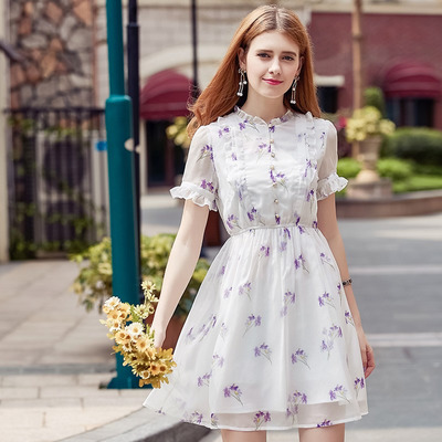 Doux Col Haut Blanc À Base Floral Imprimer Robe Avec Détail De Dentelle |