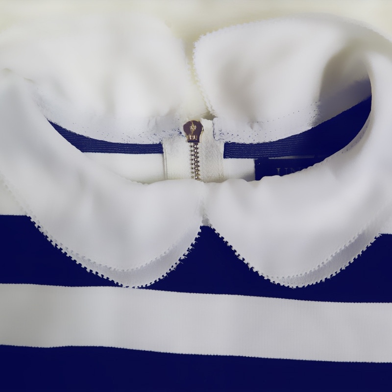 Süße Fashion-Puppe, Die Gestreifte Kleid Mit Kragen-Detail | VoguesUs