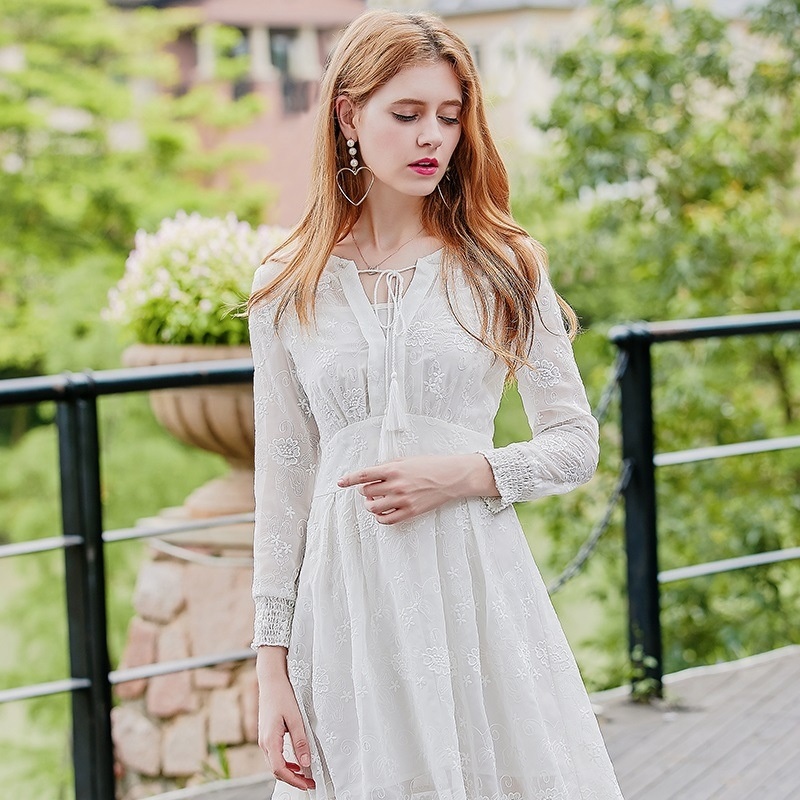 Blanc Brodé Manches Longues En Mousseline De Soie Robe En Dentelle | VoguesUs
