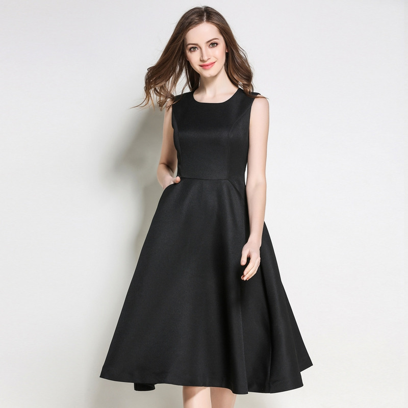 Elegante Negro Sin Mangas De Un Vestido De Línea