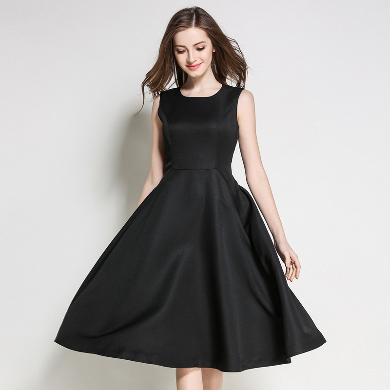 Elegante Negro Sin Mangas De Un Vestido De Línea