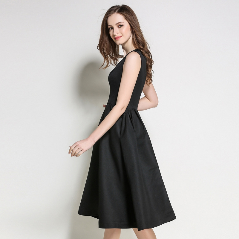 Elegante Negro Sin Mangas De Un Vestido De Línea