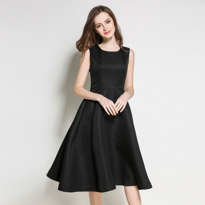 Elegante Negro Sin Mangas De Un Vestido De Línea