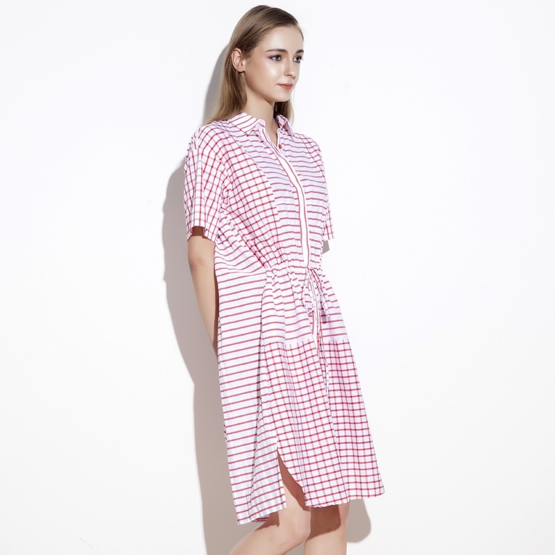 Oversize-Rot Karierte Kurzarm-Kleid Mit Kragen-Detail |