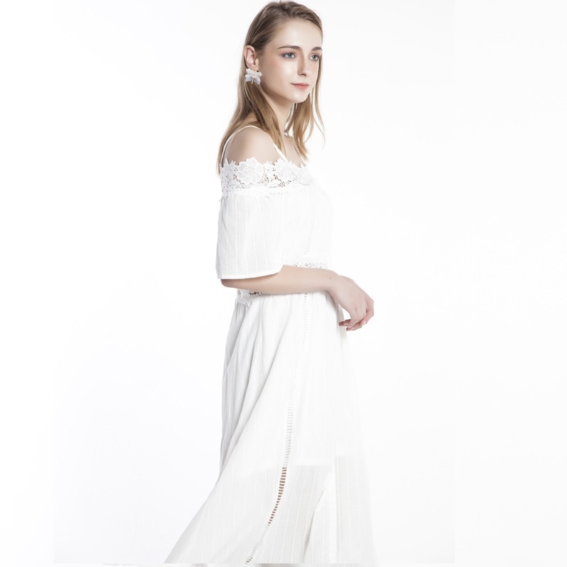 Un Tiroir De La Robe Avec De La Dentelle De La Robe | VoguesUs