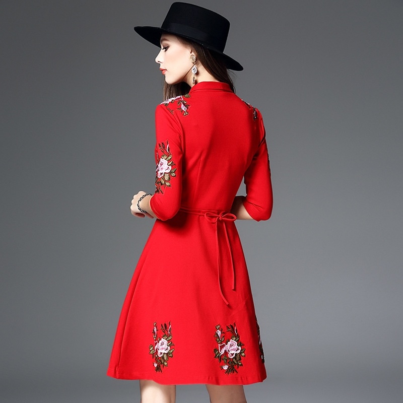 Broderie Florale Col En V Romaine Une Ligne De Robe | VoguesUs