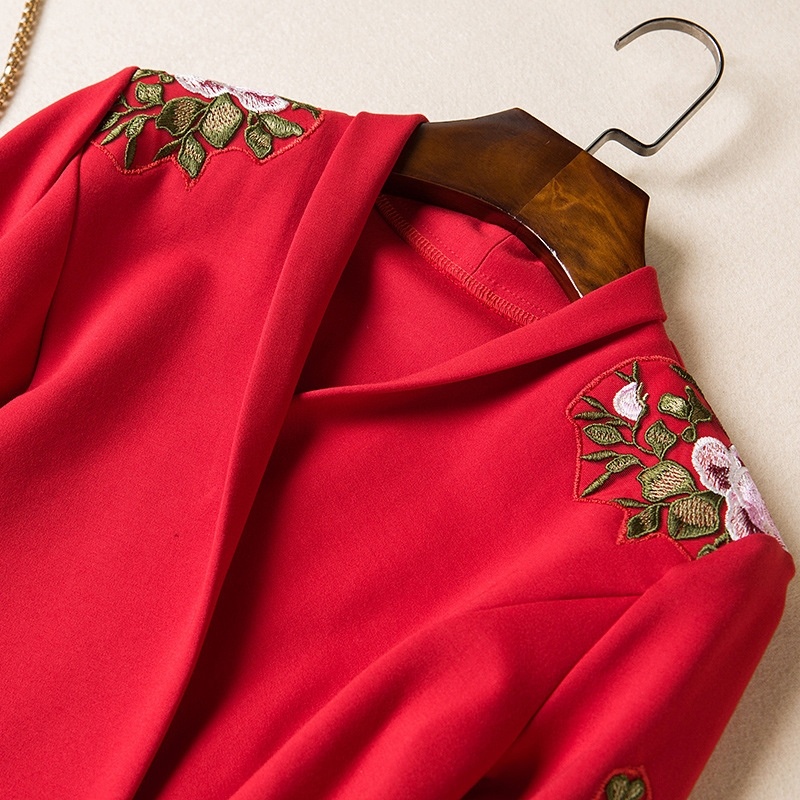 Broderie Florale Col En V Romaine Une Ligne De Robe | VoguesUs