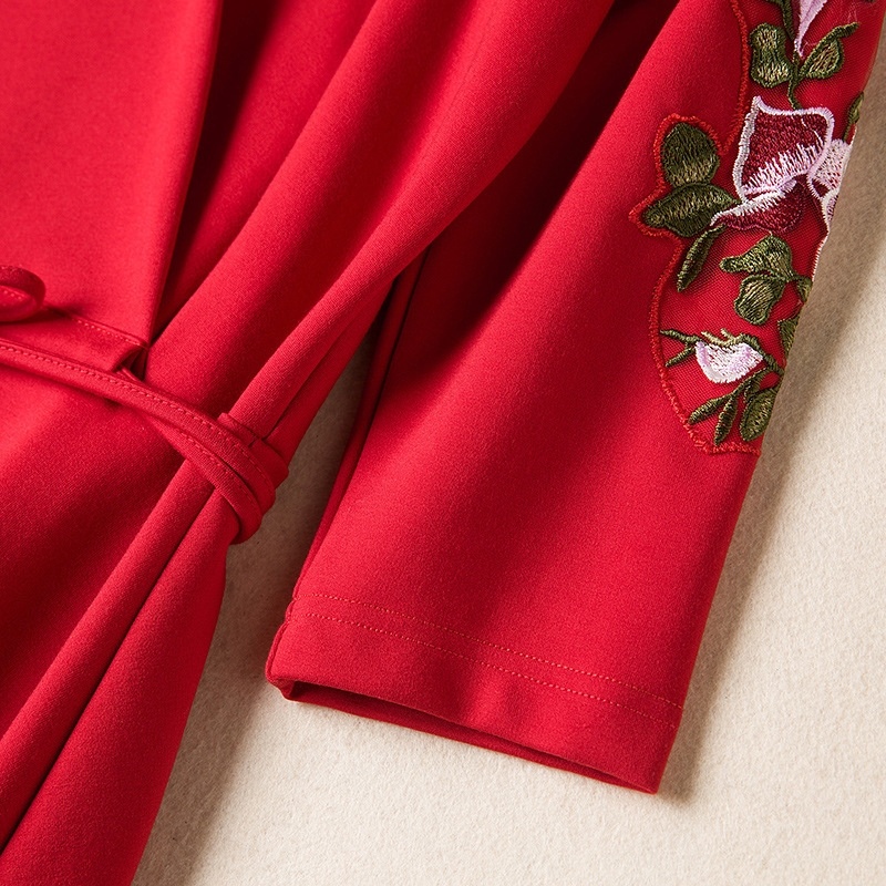Broderie Florale Col En V Romaine Une Ligne De Robe | VoguesUs