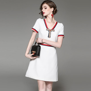 Short Sleeve V-Neck Kontrast Farbe Detail Kleid | VoguesUs