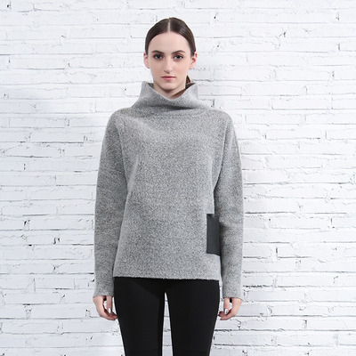 Entonnoir Cou Pull Gris Avec Poche En Cuir | VoguesUs