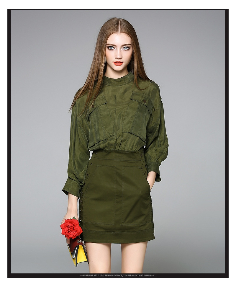 Runde High-Neck Long Sleeve Bleistift-Kleid Mit Seitlichem Knopf-Detail |