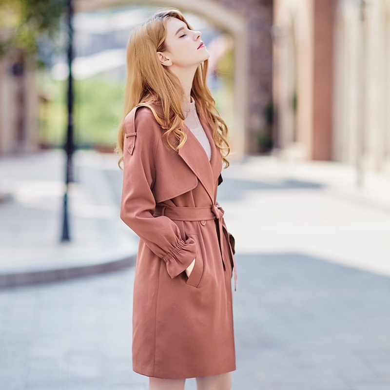 Les femmes de la Lumière de Corail Long Trench-Coat Avec des Poches Fendues | VoguesUs