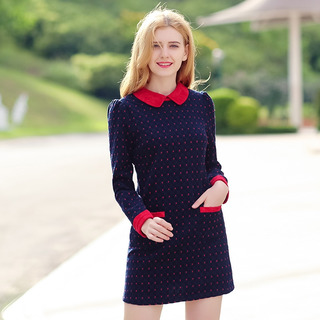 Frappez Le Point De Couleur Rouge Poupée De Collier De Plus En Cachemire Était Mince Robe De Laine