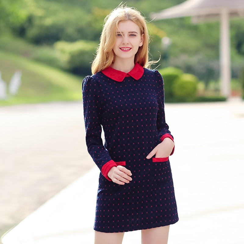 Frappez Le Point De Couleur Rouge Poupée De Collier De Plus En Cachemire Était Mince Robe De Laine