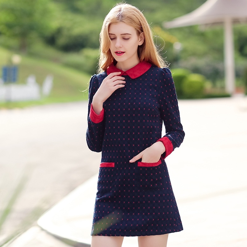Frappez Le Point De Couleur Rouge Poupée De Collier De Plus En Cachemire Était Mince Robe De Laine