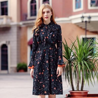 V-Ausschnitt-Druck Trompete-Sleeves Plus Samt Warmen Chiffon-Kleid
