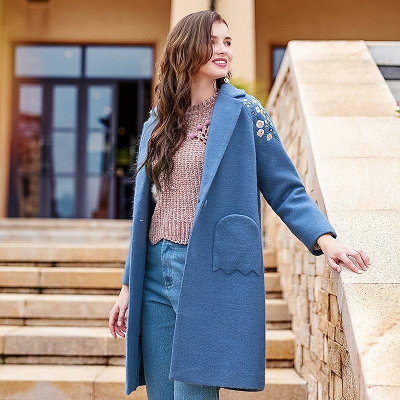 Faire une Déclaration de Beaux Revers Broderie de Fleur Bleu Manteau Laine |