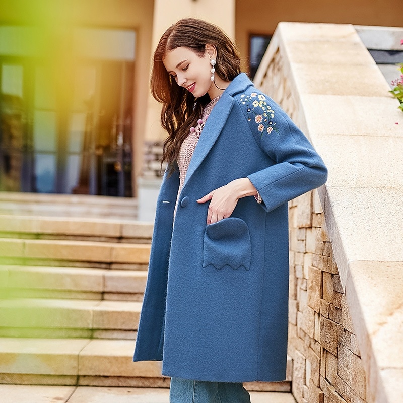 Faire une Déclaration de Beaux Revers Broderie de Fleur Bleu Manteau Laine |