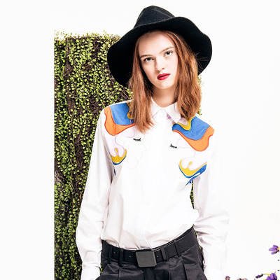Fresh Simple And Simple Portrait Embroidery Long Sleeved Shirt |