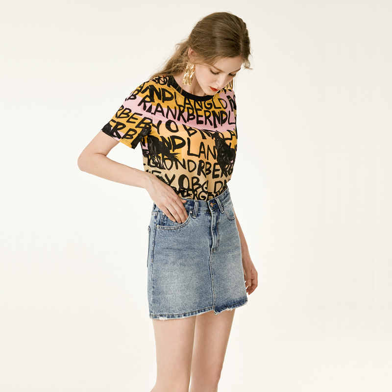 Les femmes de la Pure Soie Jaune T-Shirt Col Rond Avec Lettre Imprimer | VoguesUs